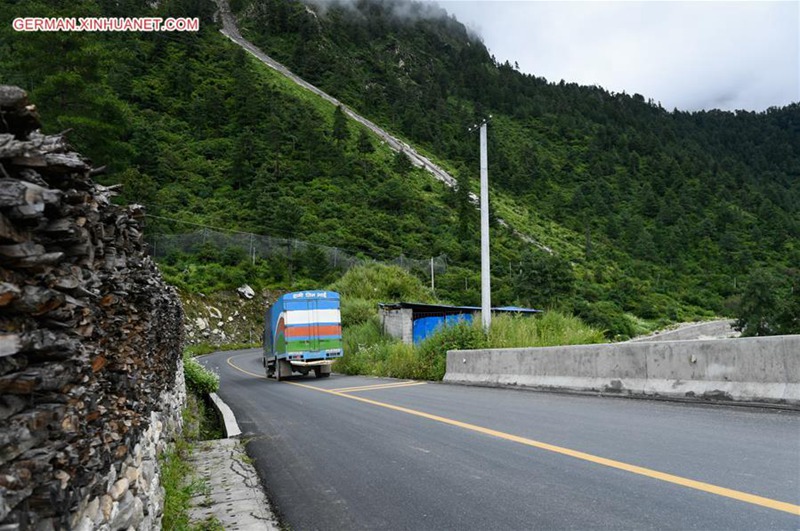 Schnellstra?e Gyirong-Pass in Tibet gewinnt nach Erdbeben wieder an Dynamik