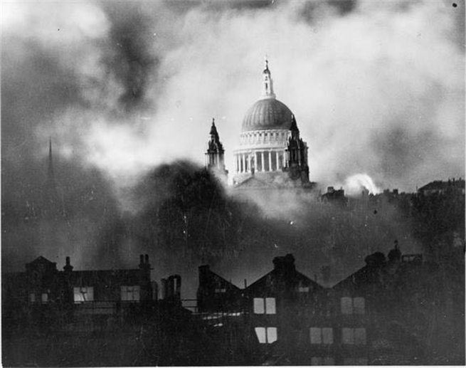 Fotoausstellung über die Bombardierungen von London und Chongqing