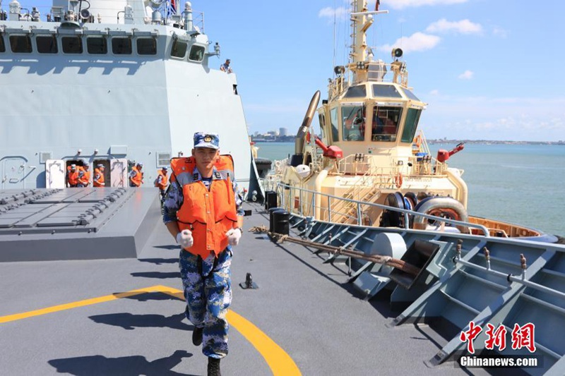 Chinesisches Schiff l?uft in den Hafen von Darwin ein