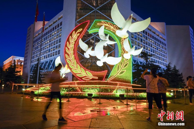 Beijing begrü?t afrikanische G?ste mit Blumen und Beleuchtungsanlagen