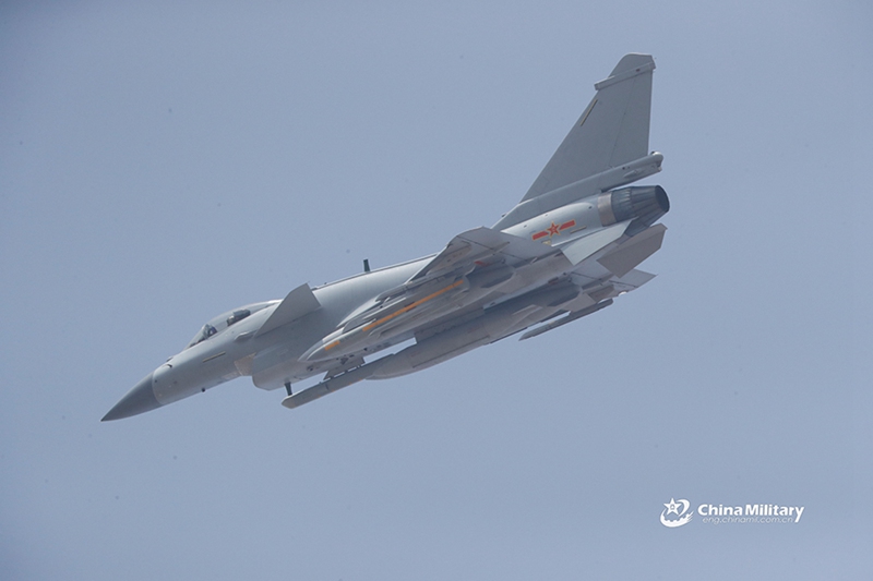 J-10-Kampfjets starten bei Trainingseinsatz