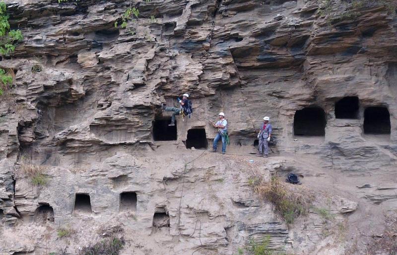 37 historische Felsengr?ber in Zentralchina entdeckt
