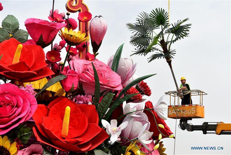 Tian'anmen-Platz mit künstlichem Blumenkorb für Nationalfeiertag dekoriert