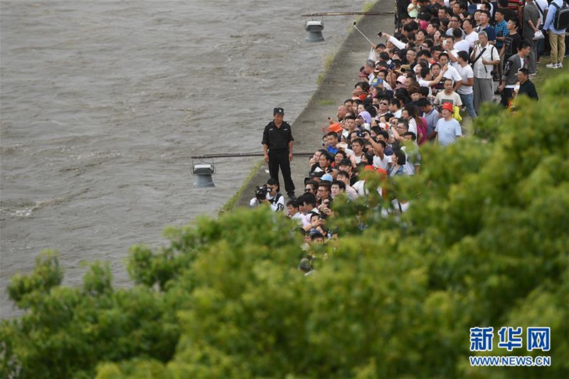 Gezeitenwelle am Qiantang-Fluss