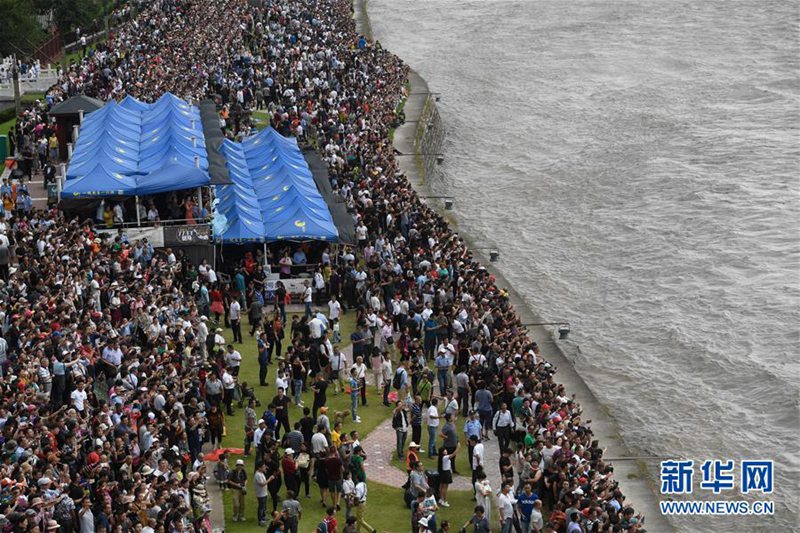 Gezeitenwelle am Qiantang-Fluss