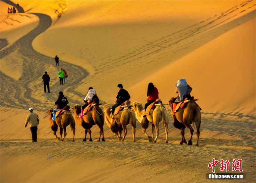 309.000 Touristen besuchen Sandwüste Dunhuang w?hrend des Nationalfeiertag-Urlaubs