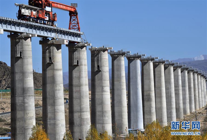 Die Sichuan-Tibet-Eisenbahn steigt vom Sichuan-Becken bis zum 