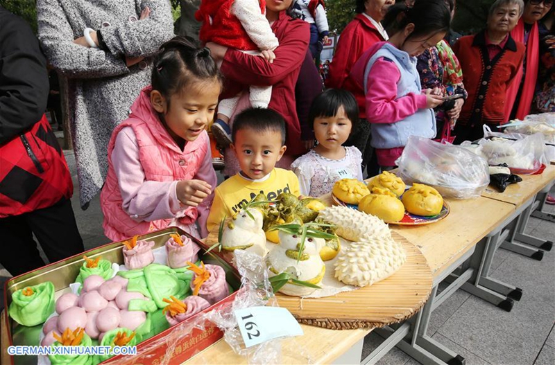 Wettbewerb der Herstellung von ged?mpften Br?tchen in Shandong abgehalten