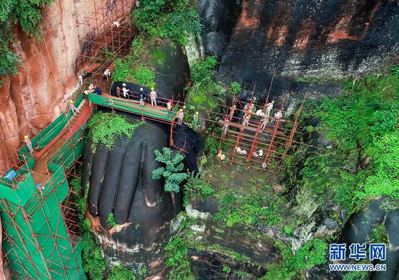 Restaurierung des Gro?en Buddhas von Leshan in wichtiger Phase