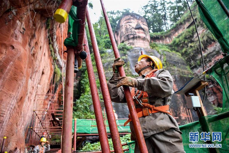 Restaurierung des Gro?en Buddhas von Leshan in wichtiger Phase