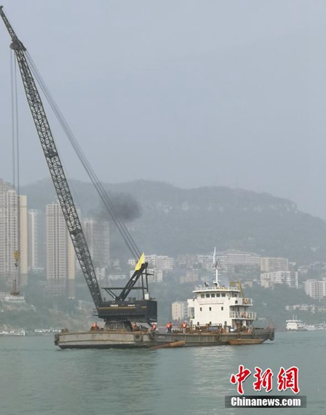Rettungskr?fte im Dauereinsatz nach Busunfall in Chongqing