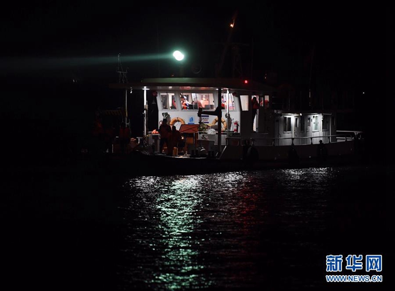 Rettungskr?fte im Dauereinsatz nach Busunfall in Chongqing