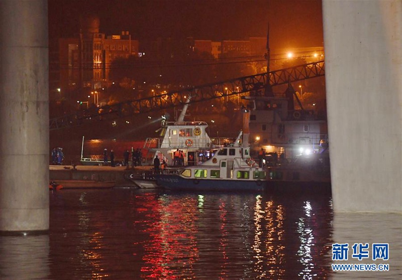 Rettungskr?fte im Dauereinsatz nach Busunfall in Chongqing