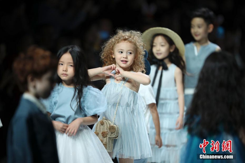 Sü?e Kinder auf dem Catwalk