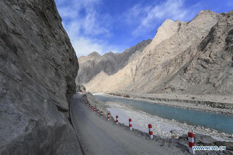 Infrastrukturbau verbessert die Verkehrslage von Datong Township in Xinjiang