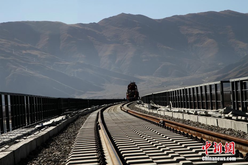 Schienenverlegung auf der Lhasa-Nyingchi-Eisenbahn beginnt