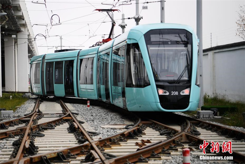 Chengdus erste Stra?enbahn bereitet Probefahrt vor