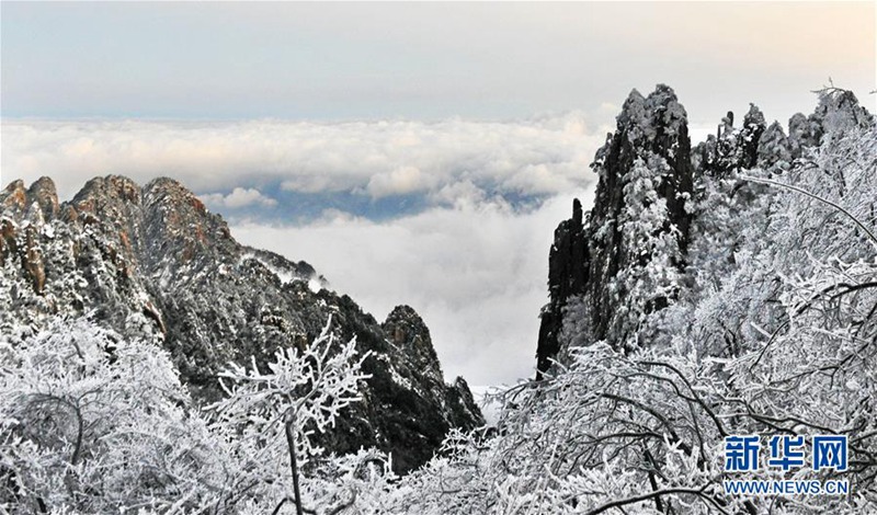 M?rchenhafter Gelber Berg nach dem Schnee