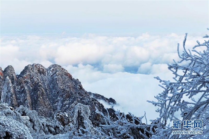 M?rchenhafter Gelber Berg nach dem Schnee