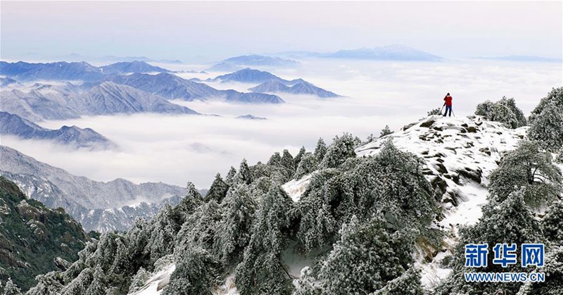 M?rchenhafter Gelber Berg nach dem Schnee