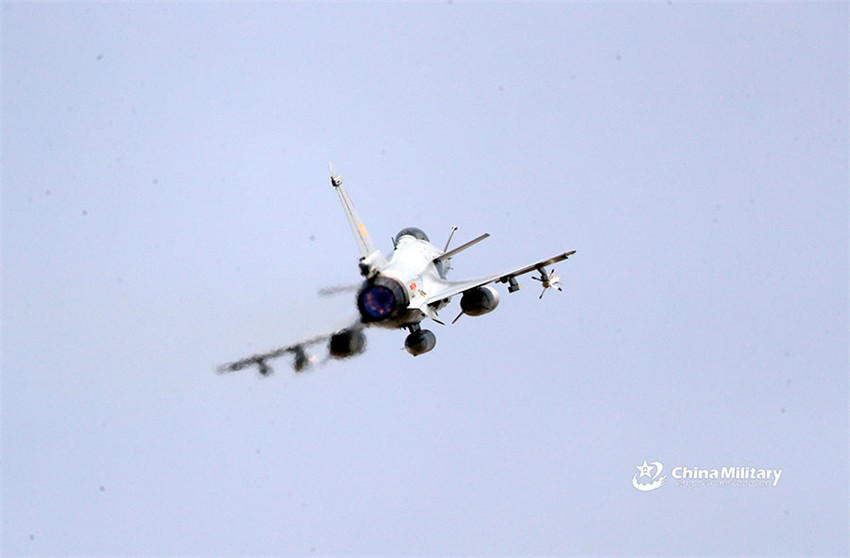 J-10-Kampfjet greift übungsziele an