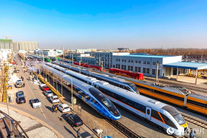 Neue Modelle des ?Fuxing“-Hochgeschwindigkeitszuges vorgestellt