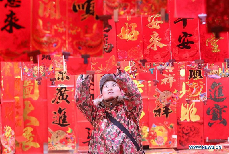 Reges Treiben beim Kauf von Neujahrsfestdekorationen auf Markt in Provinz Hebei 