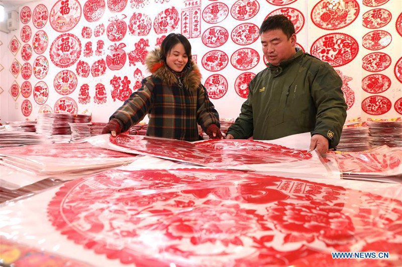 Reges Treiben beim Kauf von Neujahrsfestdekorationen auf Markt in Provinz Hebei 