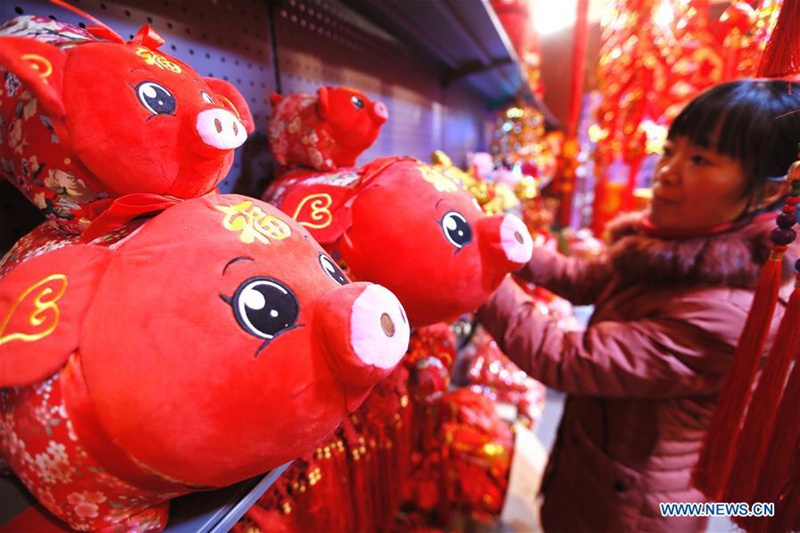 Chinesen kaufen Dekoration zur Feier des chinesischen Neujahrs