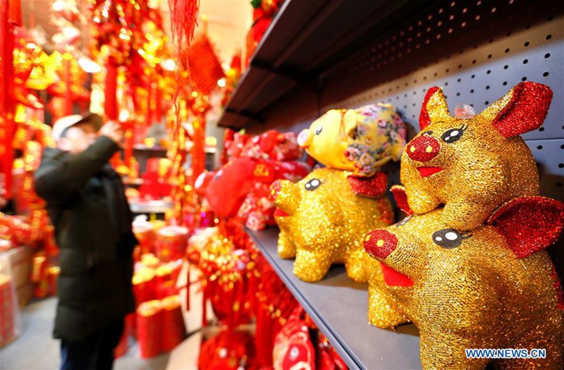 Chinesen kaufen Dekoration zur Feier des chinesischen Neujahrs