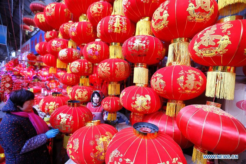 Chinesen kaufen Dekoration zur Feier des chinesischen Neujahrs