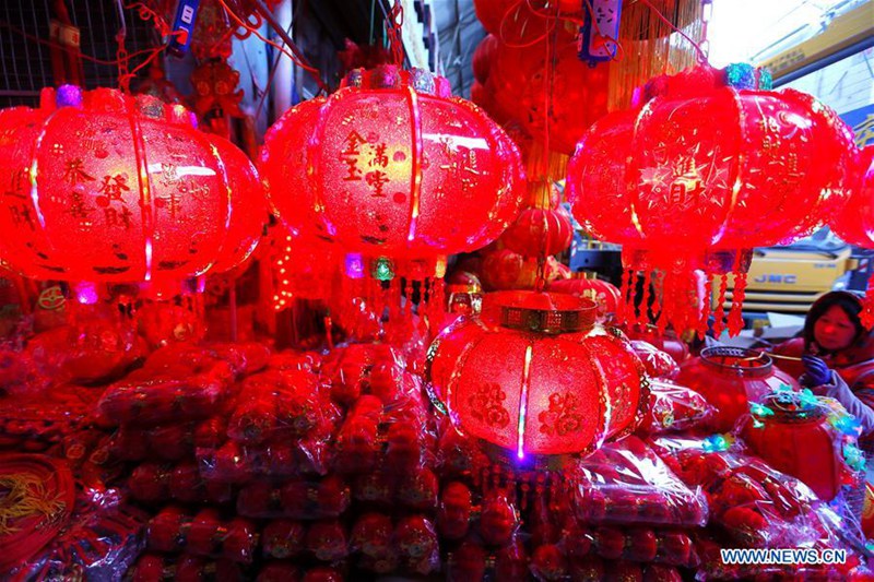 Chinesen kaufen Dekoration zur Feier des chinesischen Neujahrs