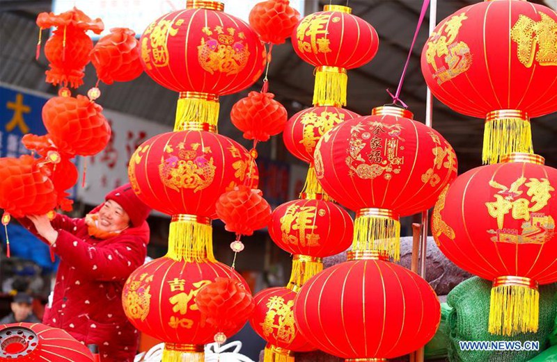 Chinesen kaufen Dekoration zur Feier des chinesischen Neujahrs