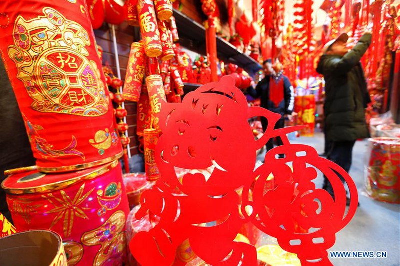 Chinesen kaufen Dekoration zur Feier des chinesischen Neujahrs