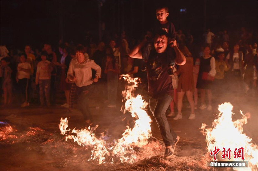 Volkstradition: überquerung des Feuermeeres
