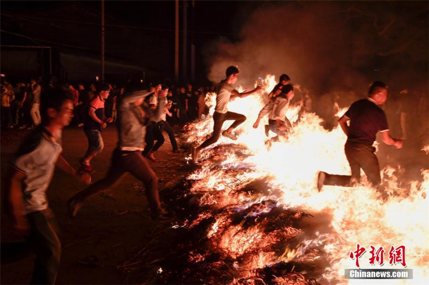 Volkstradition: überquerung des Feuermeeres