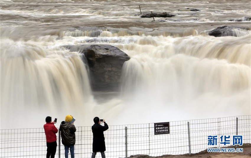 Pr?chtige Frühjahrsflut des Hukou-Wasserfalls