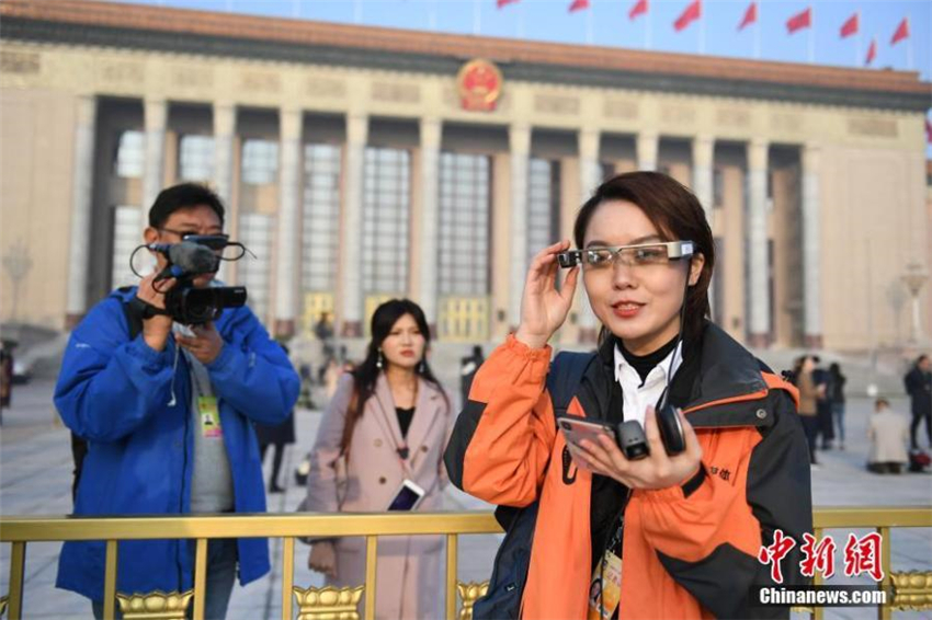 Journalistin berichtet mit Hilfe einer VR-Brille von den ?Zwei Tagungen“