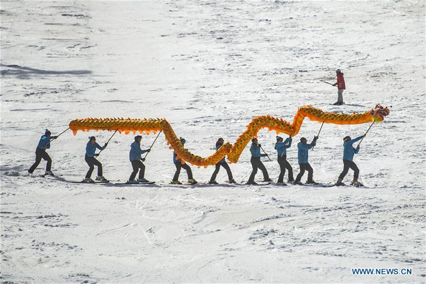 Slowenische Skifahrer segnen die Olympischen Winterspiele 2022 mit Drachentanz