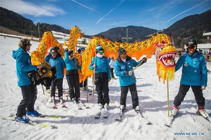 Slowenische Skifahrer segnen die Olympischen Winterspiele 2022 mit Drachentanz