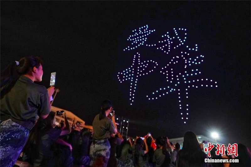 Spektakul?re Lichtshow mit 300 Drohnen