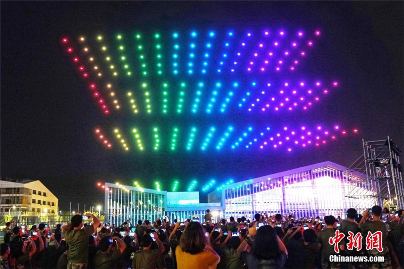 Spektakul?re Lichtshow mit 300 Drohnen