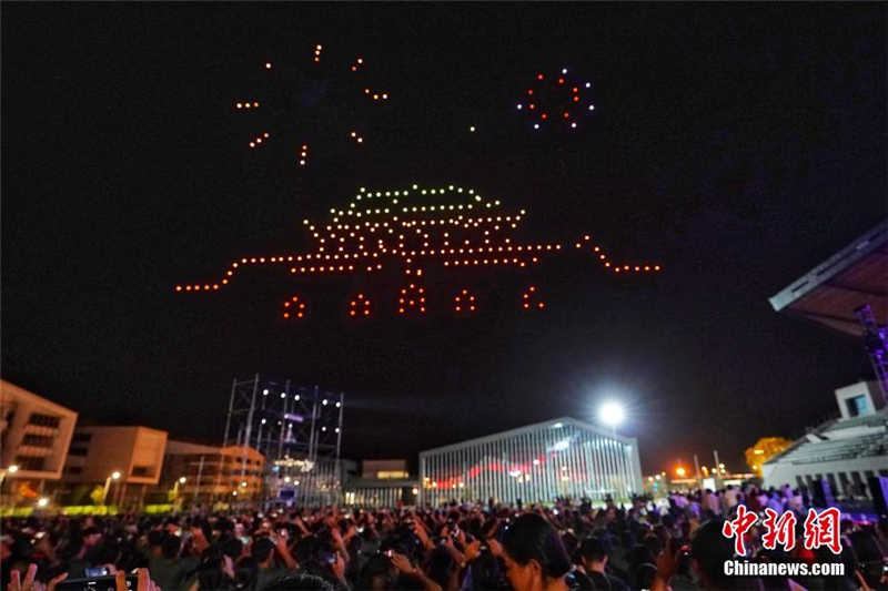 Spektakul?re Lichtshow mit 300 Drohnen