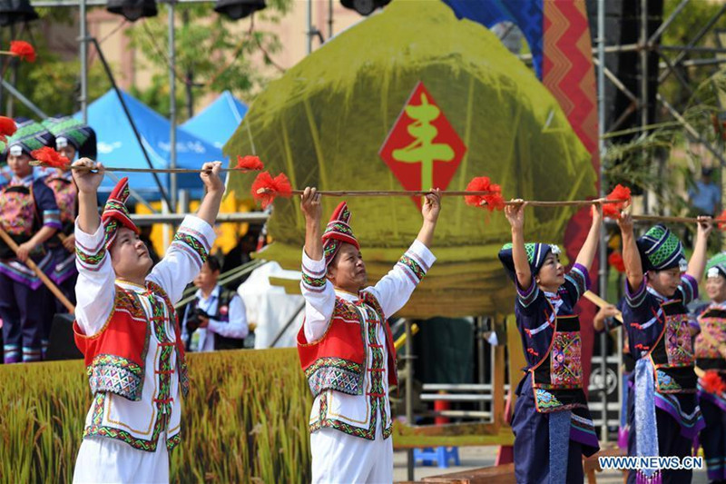 Menschen im ganzen Land feiern das chinesische Erntedankfest