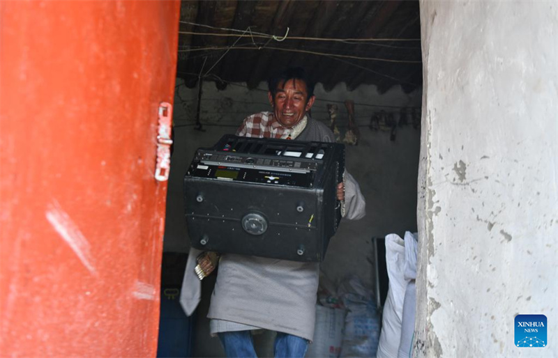 L?ndlicher Filmvorführer eines Openair-Kinos in Tibet