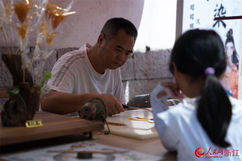 Am Yuehe-Fluss in Jiaxing spazieren und K?stlichkeiten beim Drachenbootfest in Südchina entdecken