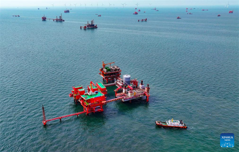 Blick auf das Offshore-Shengli-?lfeld im chinesischen Shandong