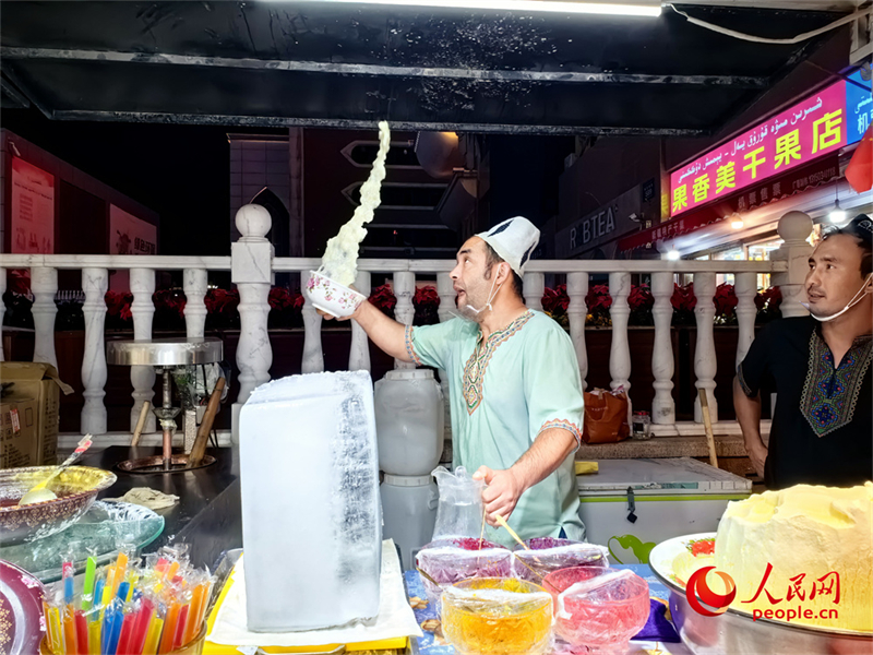 Der lebhafte Internationale Gro?e Basar von Urumqi