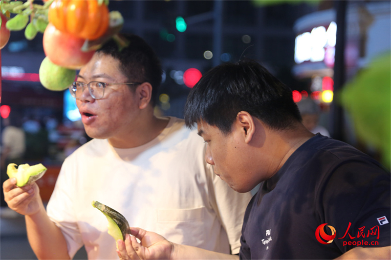 Der lebhafte Internationale Gro?e Basar von Urumqi