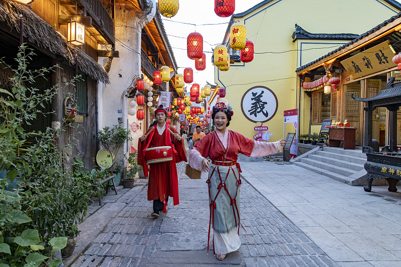 Nachtmarkt im antiken Stil f?rdert den Tourismus in Zhejiang